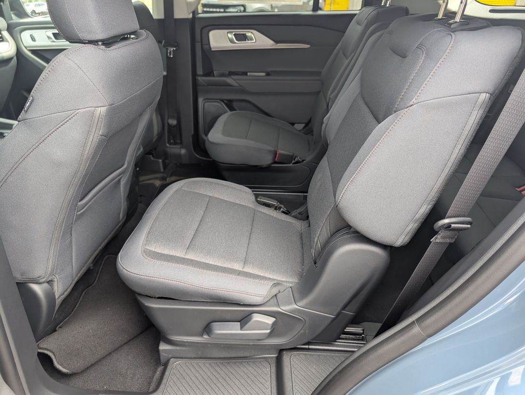 2025 Ford Explorer photo 3