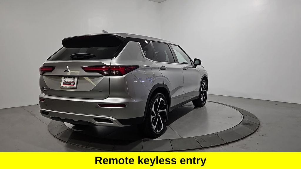 2023 Mitsubishi Outlander SE photo 4