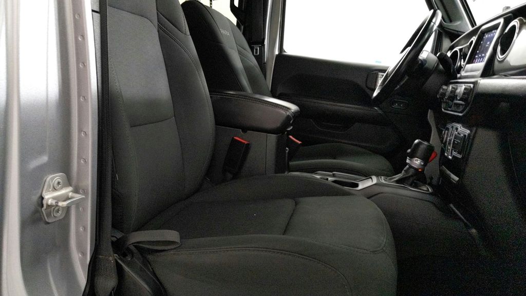 Used 2020 Silver Jeep Unlimited Sahara image 28