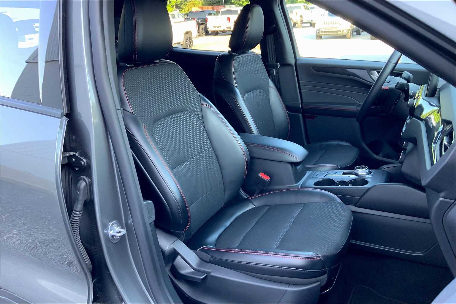 2025 Ford Escape ST-Line photo 8