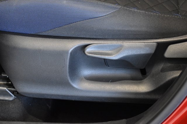 2021 Toyota C-HR XLE photo 16