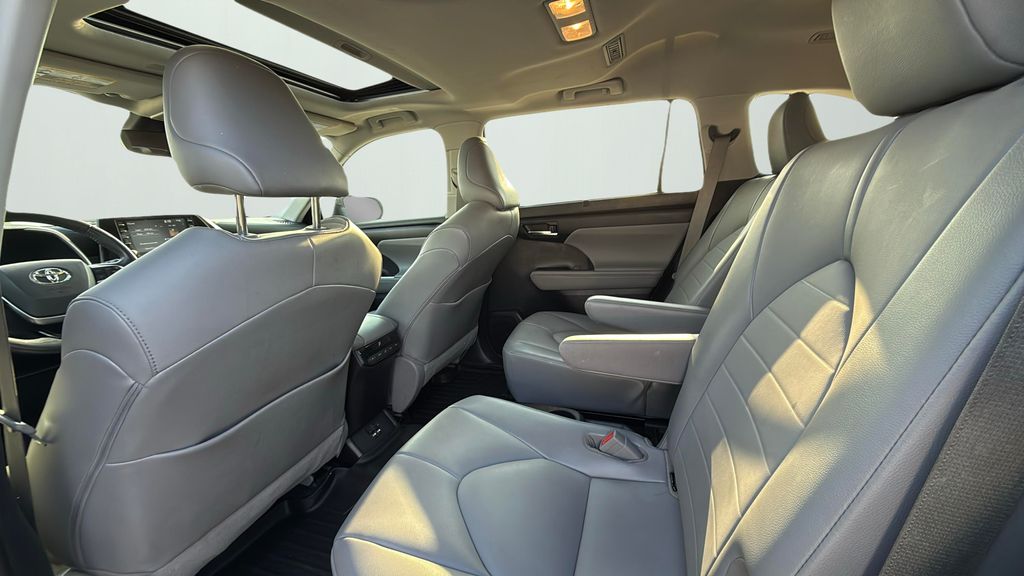 2021 Toyota Highlander XLE photo 15