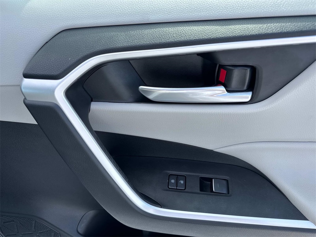 2022 Toyota RAV4 Hybrid XLE photo 13