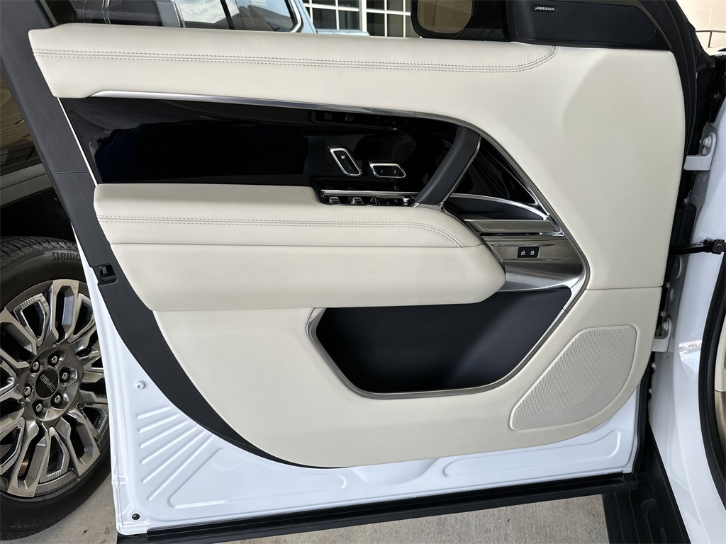 2024 Land Rover Range Rover SE photo 9