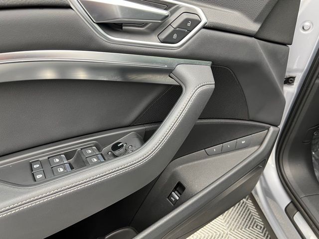 2022 Audi e-tron Premium Plus photo 33