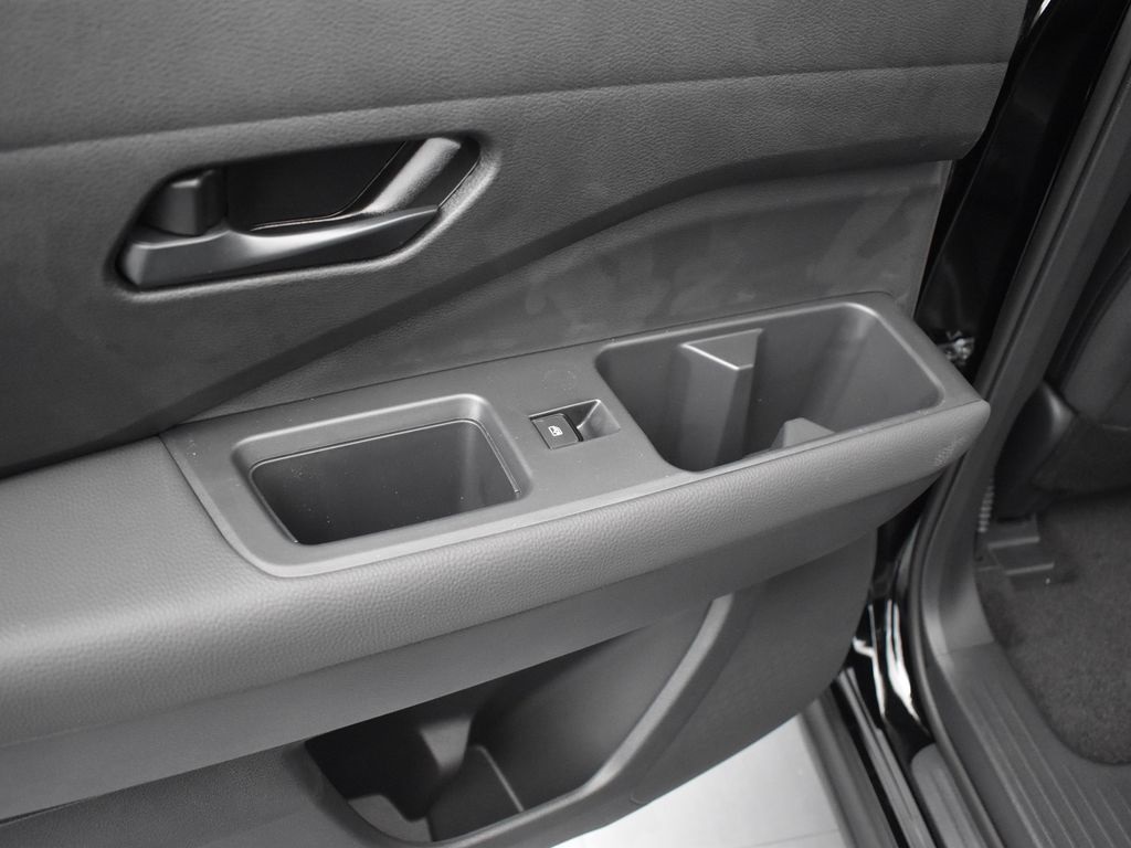 2025 Nissan Pathfinder S photo 13