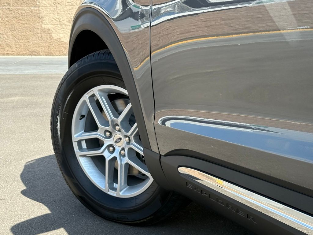 2025 Ford Explorer photo 17