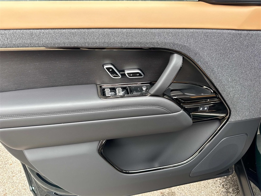 2025 Land Rover Range Rover Sport SE photo 14