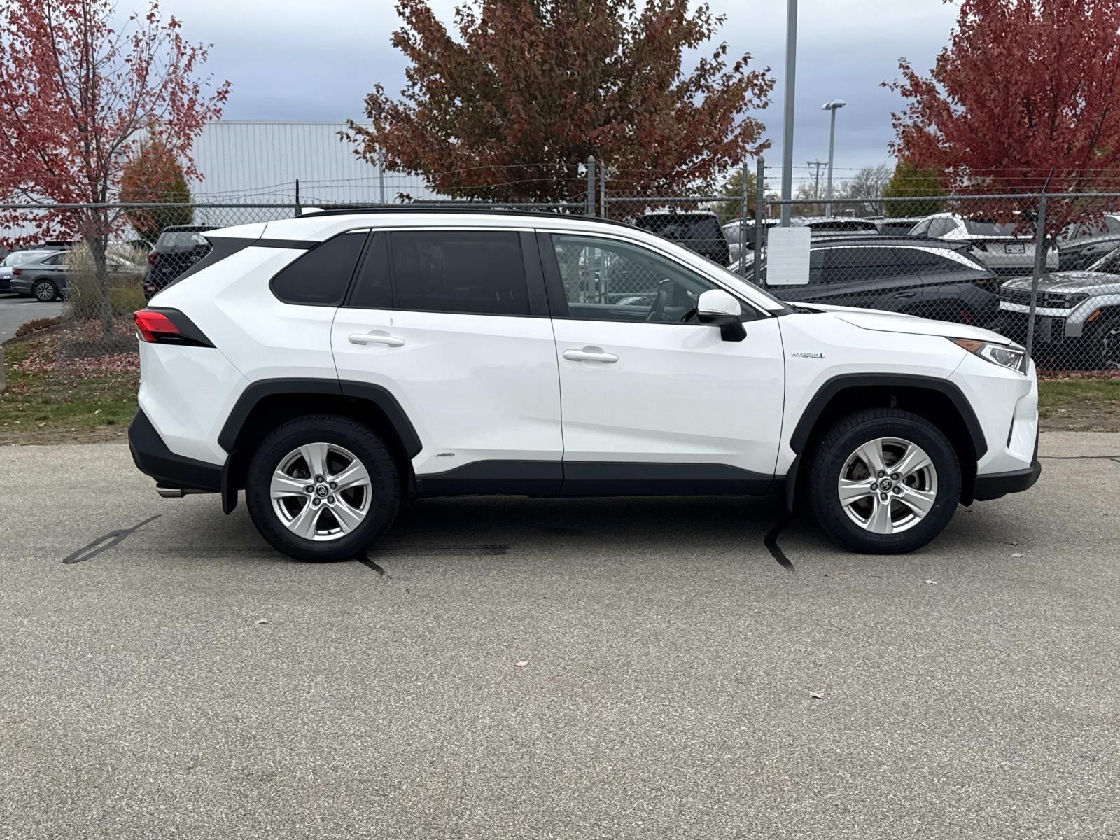 2021 Toyota RAV4 Hybrid XLE photo 2