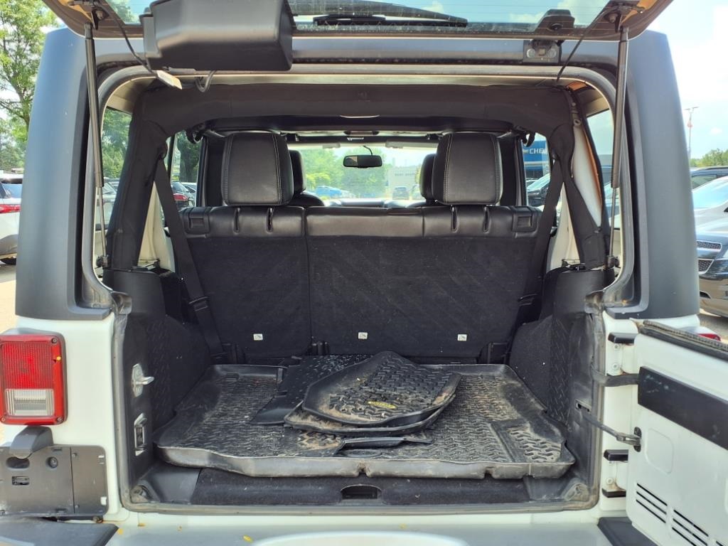2015 Jeep Wrangler Unlimited Sahara photo 9