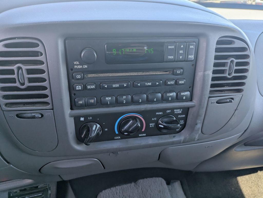 2002 Ford F-150 XLT photo 17