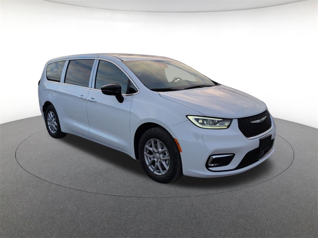 2026 Chrysler Pacifica Select's photo