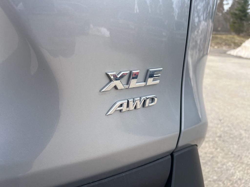 2024 Toyota RAV4 XLE photo 5