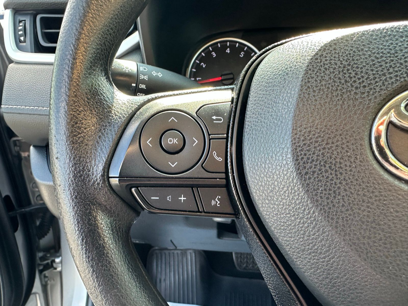 2021 Toyota RAV4 LE photo 11