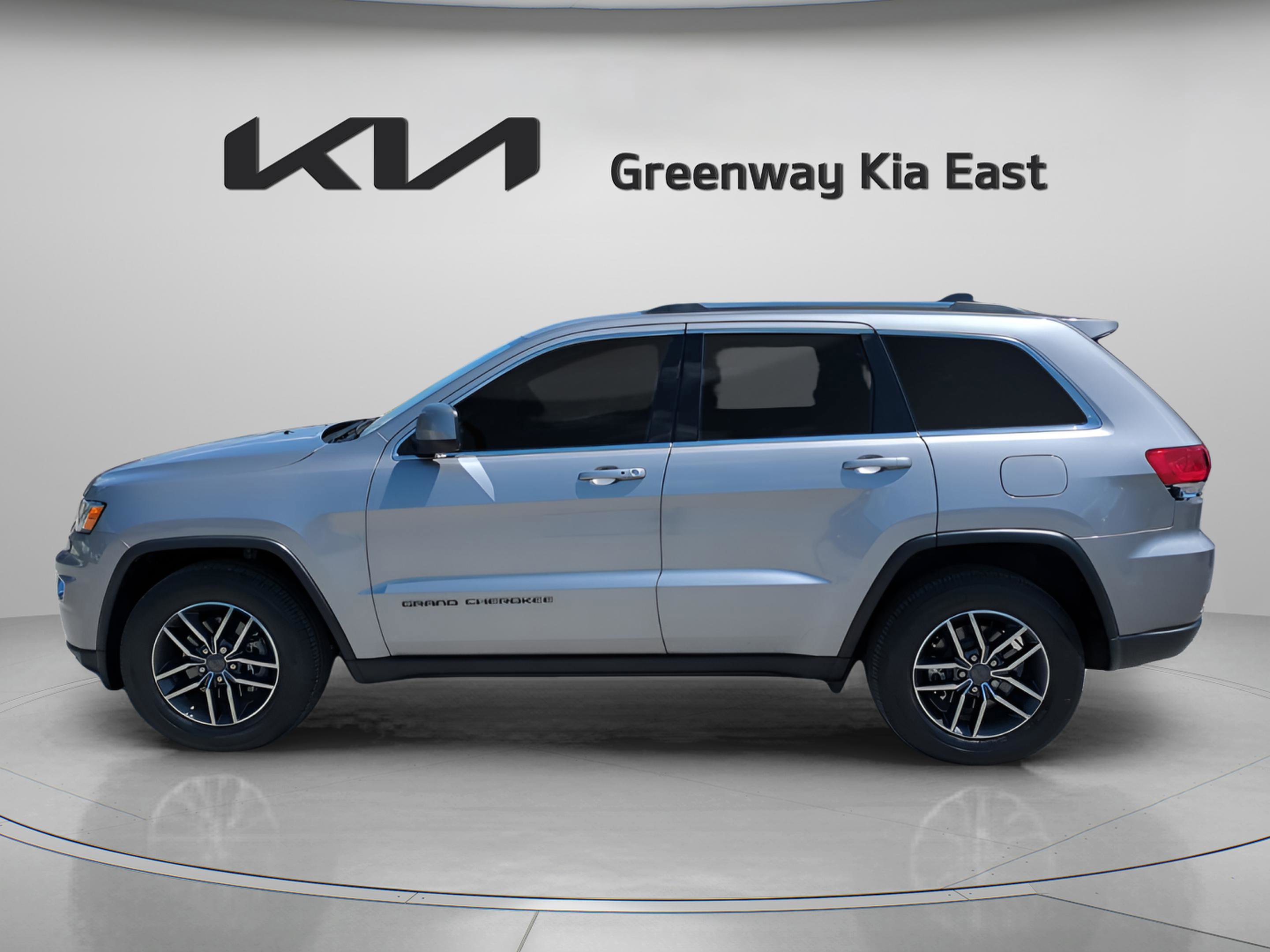 2019 Jeep Grand Cherokee Laredo E photo 2