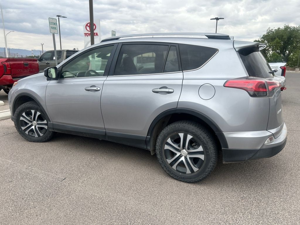 2018 Toyota RAV4 LE photo 4