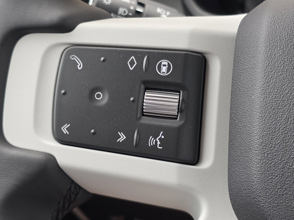 2025 Land Rover Defender 110 X-Dynamic SE photo 13