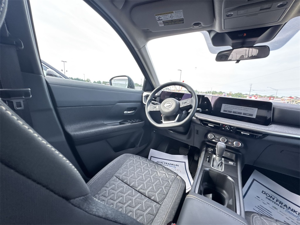 2025 Nissan Kicks SV photo 13