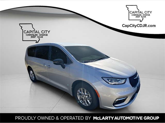 2026 Chrysler Pacifica Select's photo
