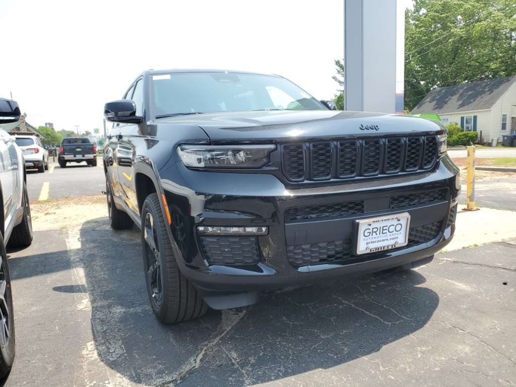 2025 Jeep Grand Cherokee Limited photo 2