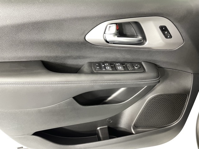 2025 Chrysler Pacifica photo 14