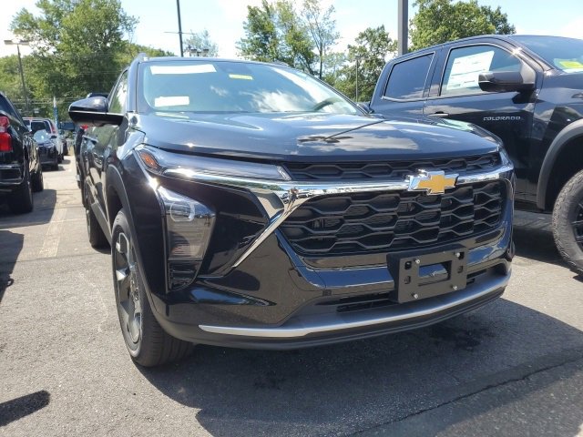 2025 Chevrolet Trax LT photo 2