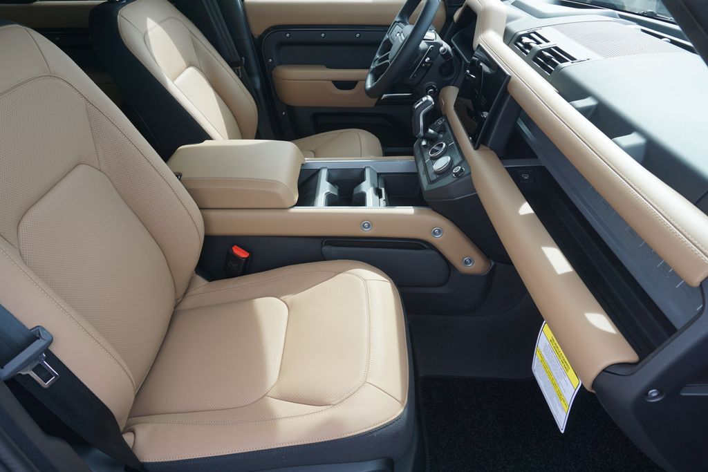 2025 Land Rover Defender 130 V8 photo 23