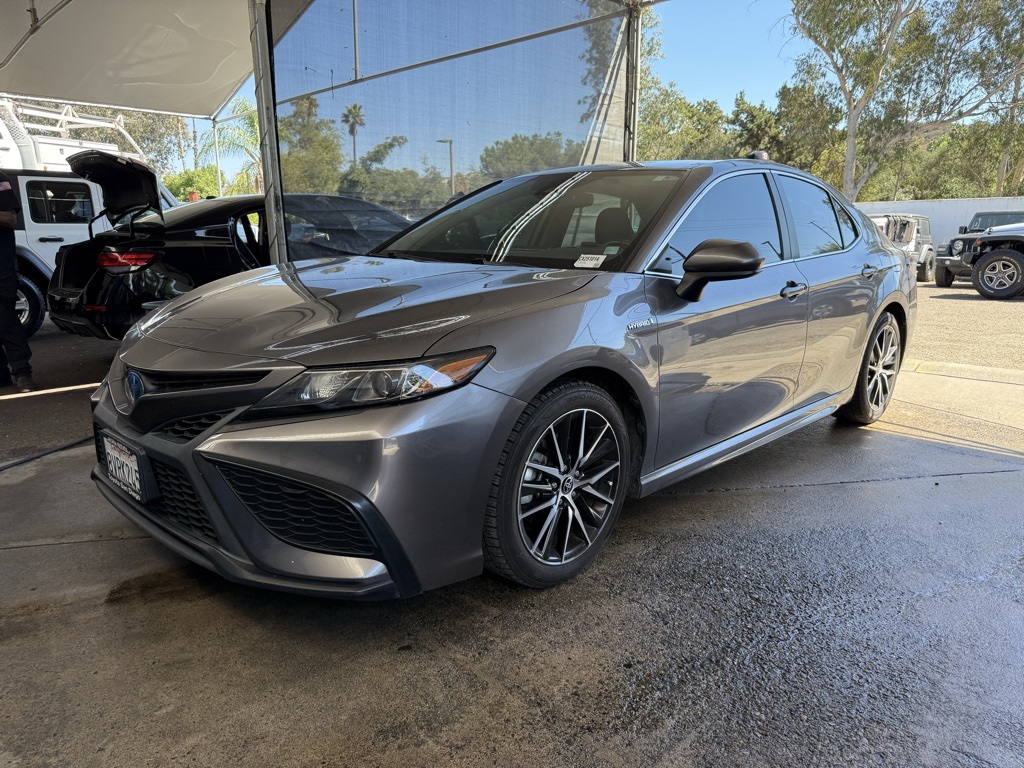 2021 Toyota Camry Hybrid SE photo 2
