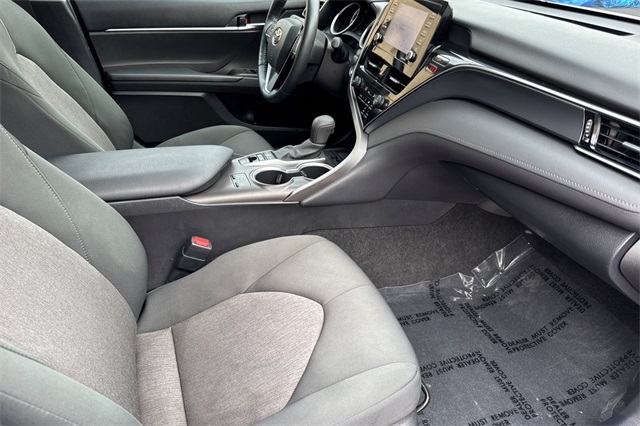 2022 Toyota Camry Hybrid LE photo 16