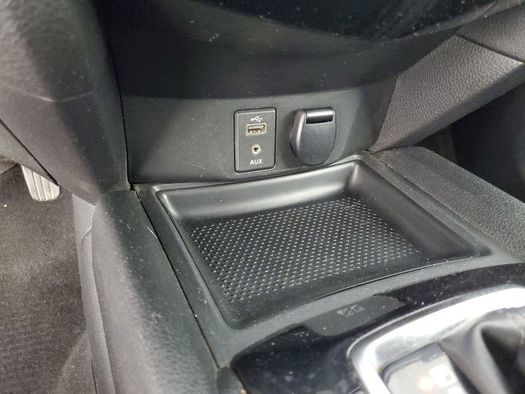 2017 Nissan Rogue SV photo 17