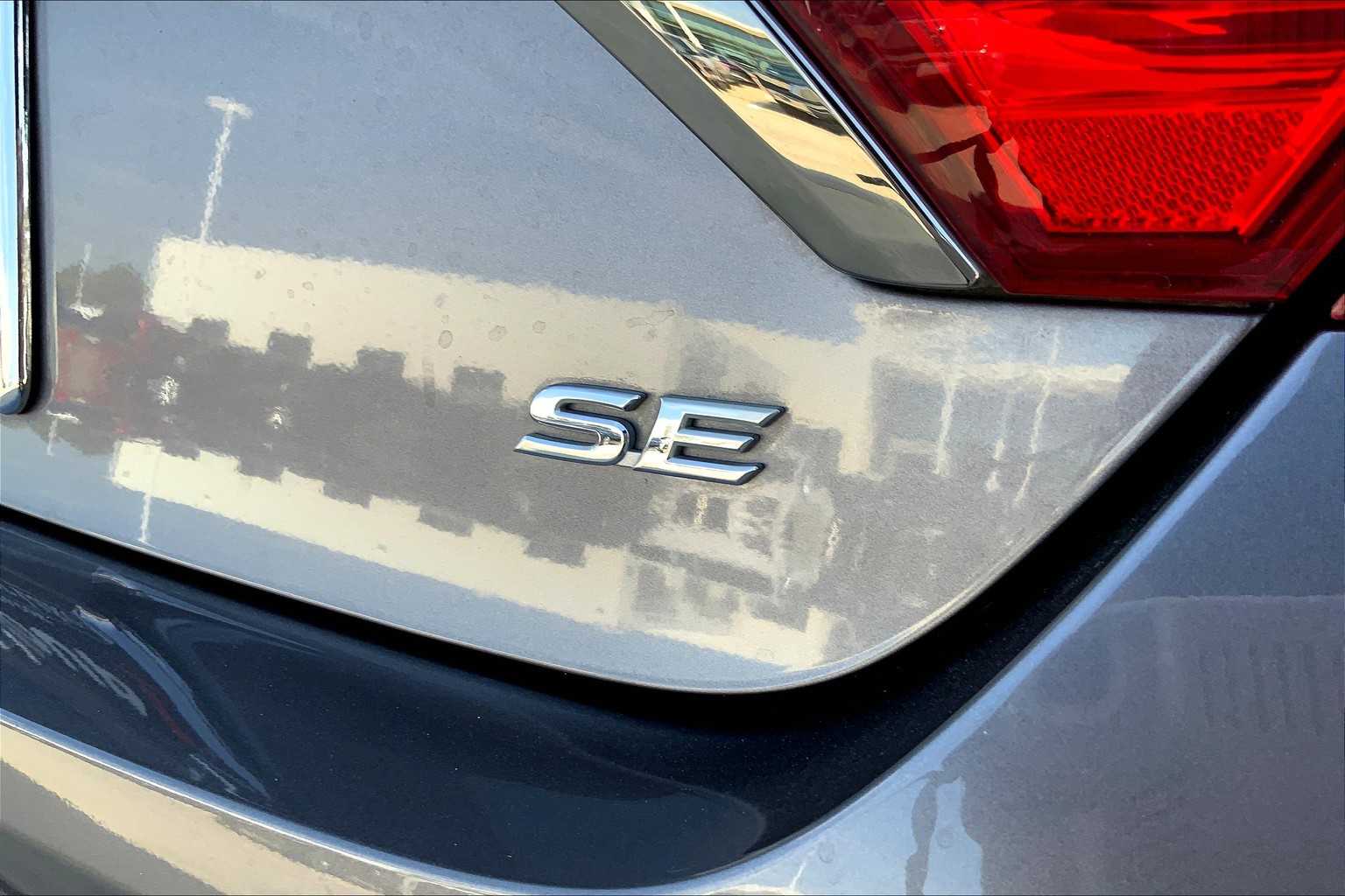 2017 Toyota Camry SE photo 25