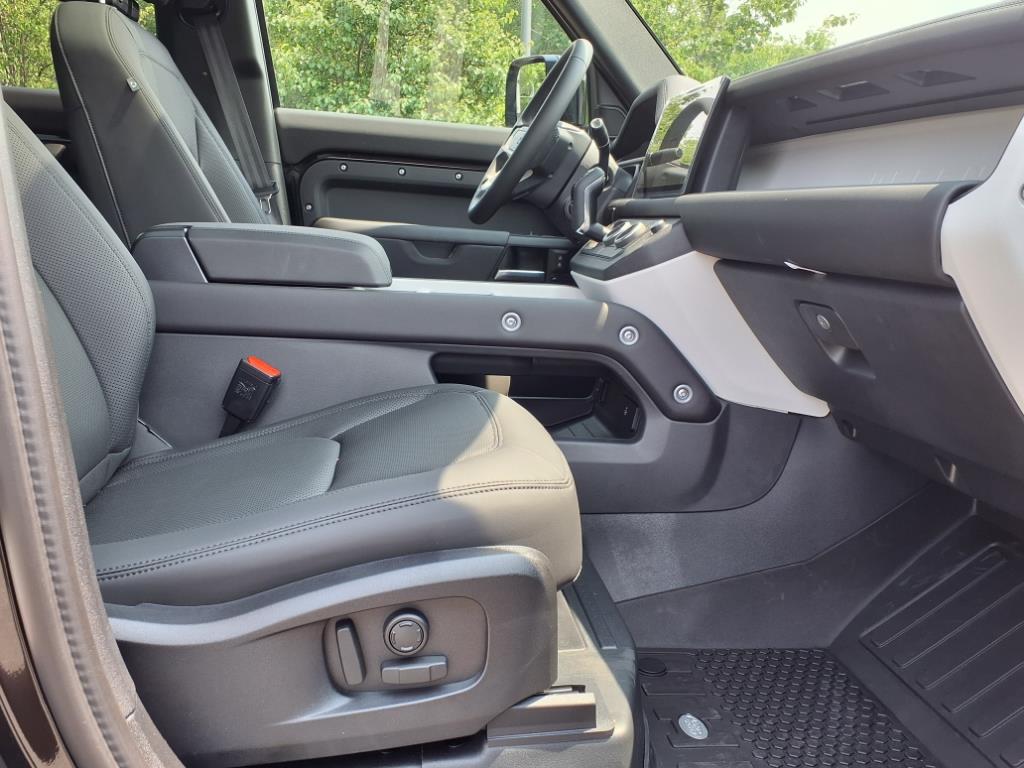 2025 Land Rover Defender 110 S photo 3