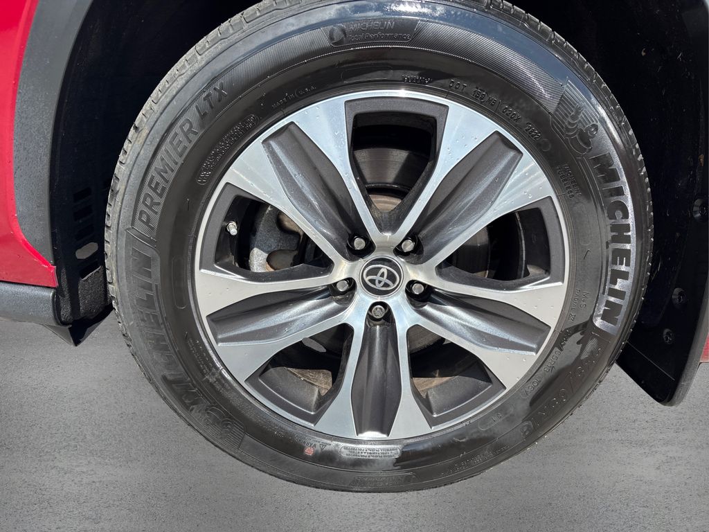 2022 Toyota Highlander XLE photo 12