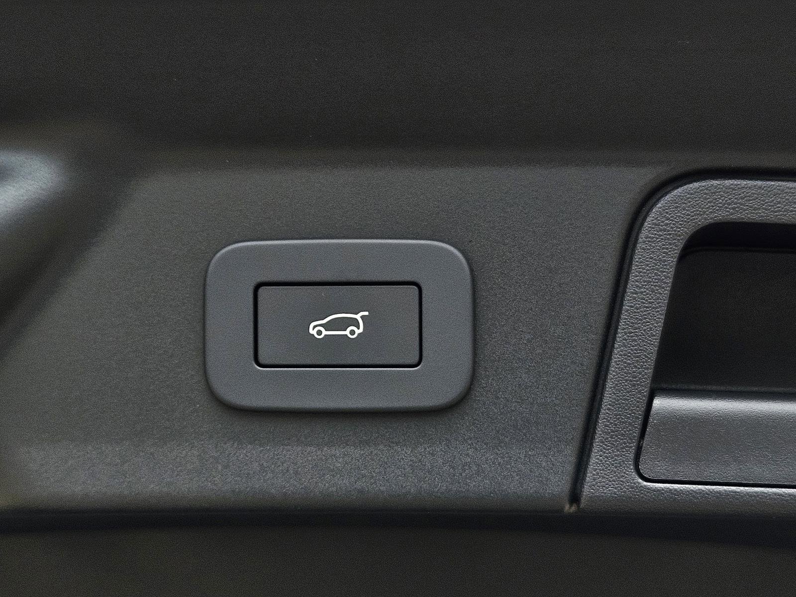 2026 Land Rover Range Rover Velar SE photo 12