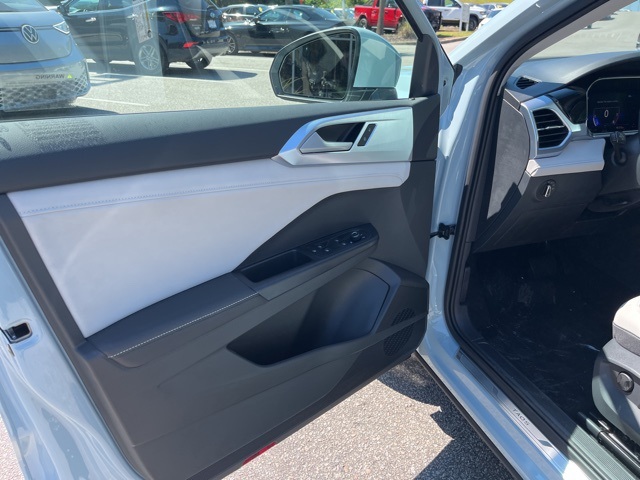 2025 Volkswagen Taos SE photo 4
