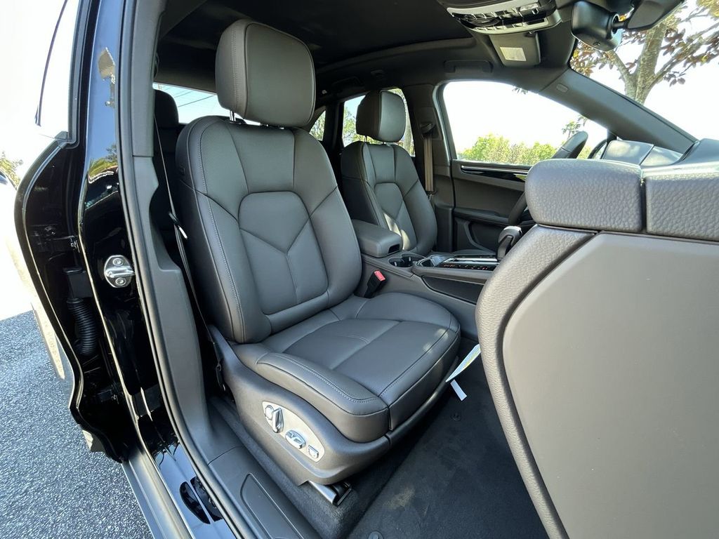 2025 Porsche Macan Base photo 28