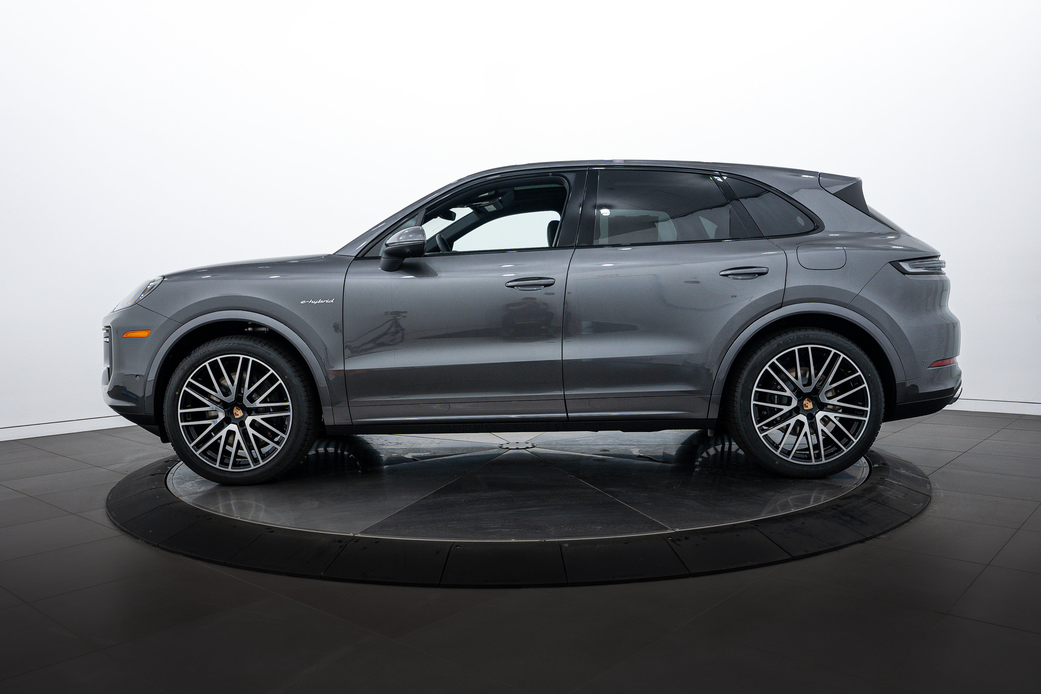 2025 Porsche Cayenne E-Hybrid photo 2
