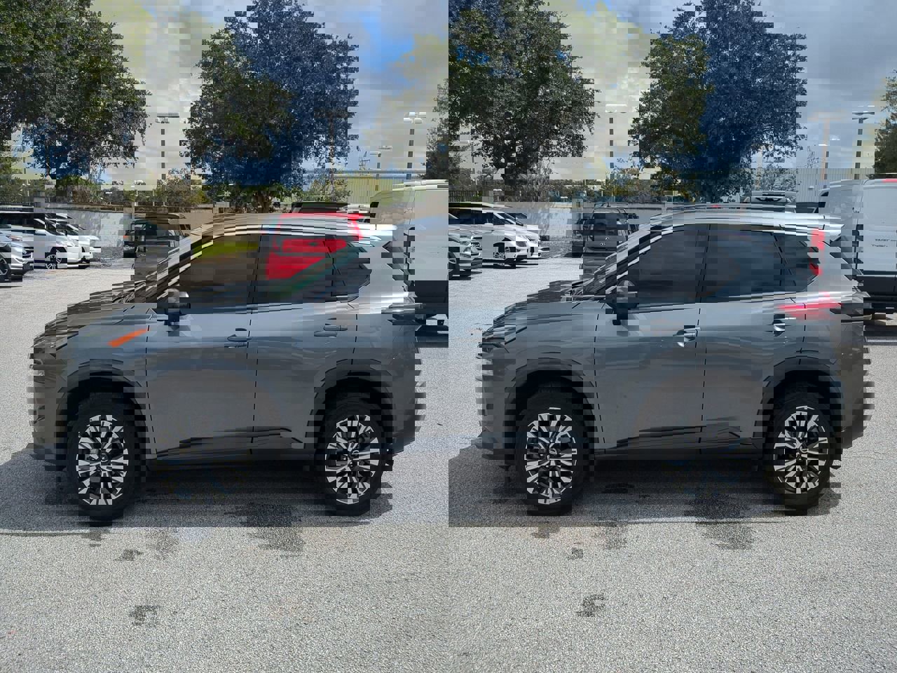 2021 Nissan Rogue SV photo 4