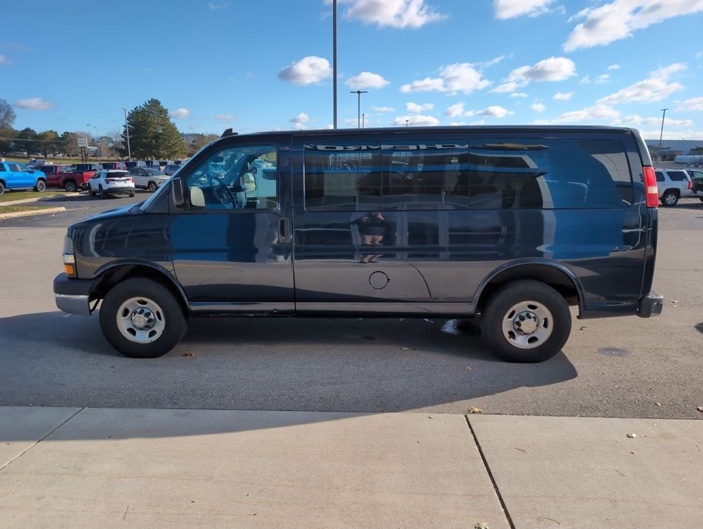 2016 Chevrolet Express Passenger 2500 LT photo 3