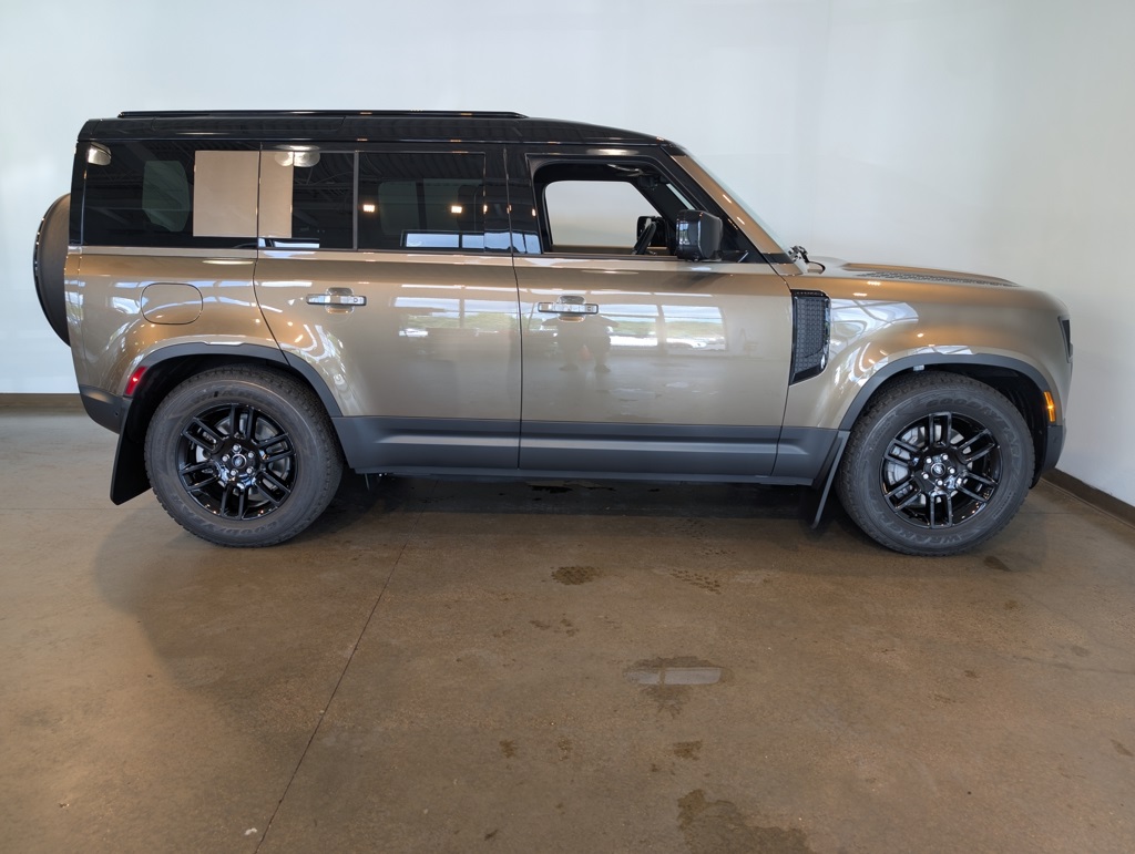2025 Land Rover Defender 110 S photo 5