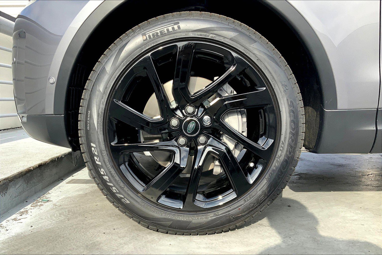 2025 Land Rover Discovery S photo 7