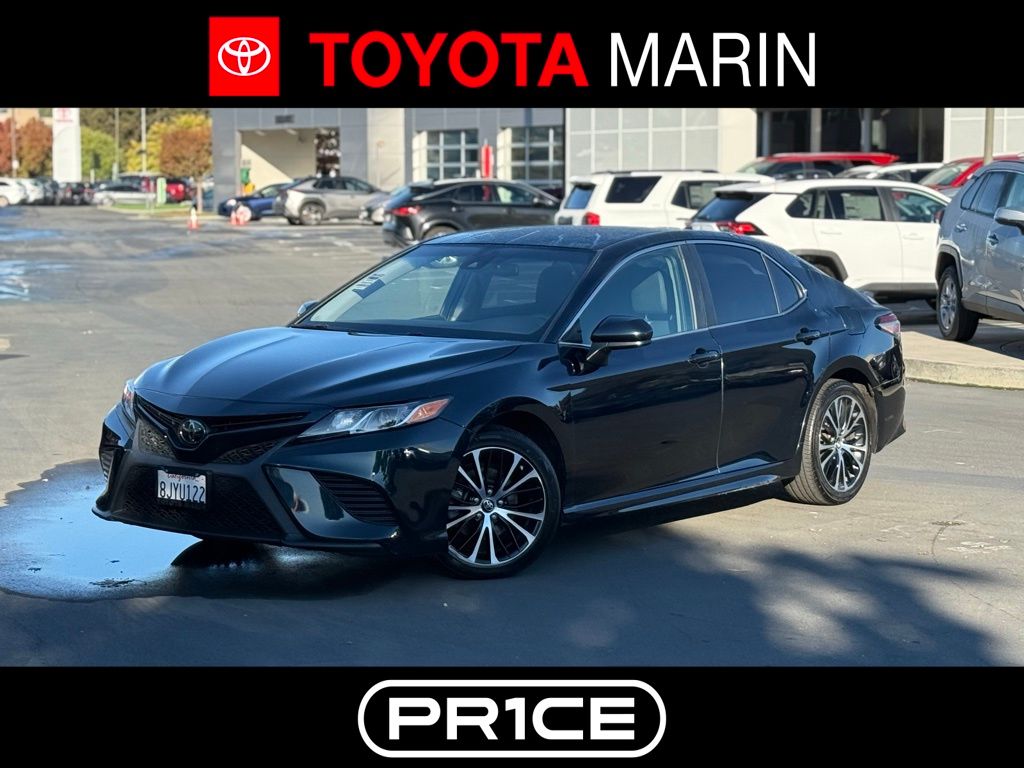 2019 Toyota Camry SE's photo