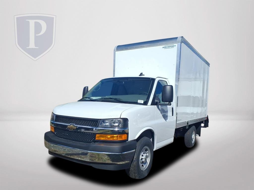 2025 Chevrolet Express Cutaway 3500 photo 2