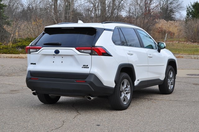 2022 Toyota RAV4 Hybrid XLE photo 2
