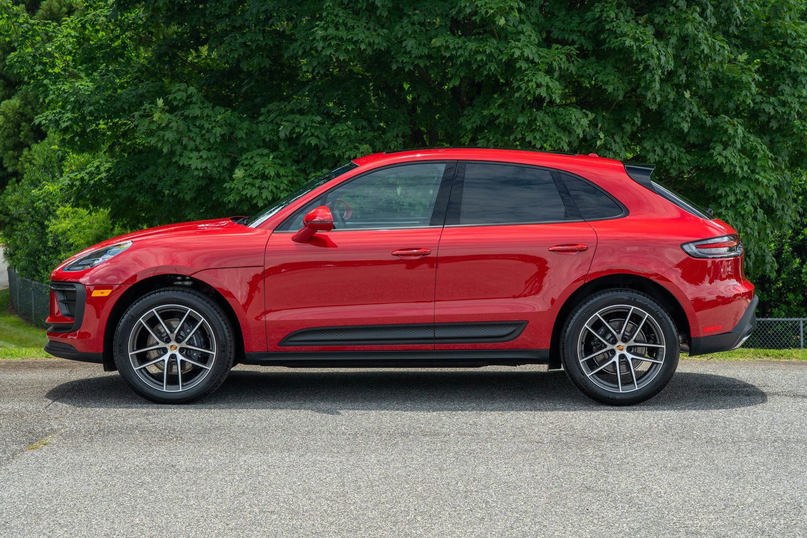 2025 Porsche Macan Base photo 2