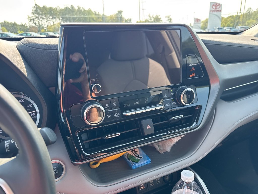 2024 Toyota Highlander LE photo 7