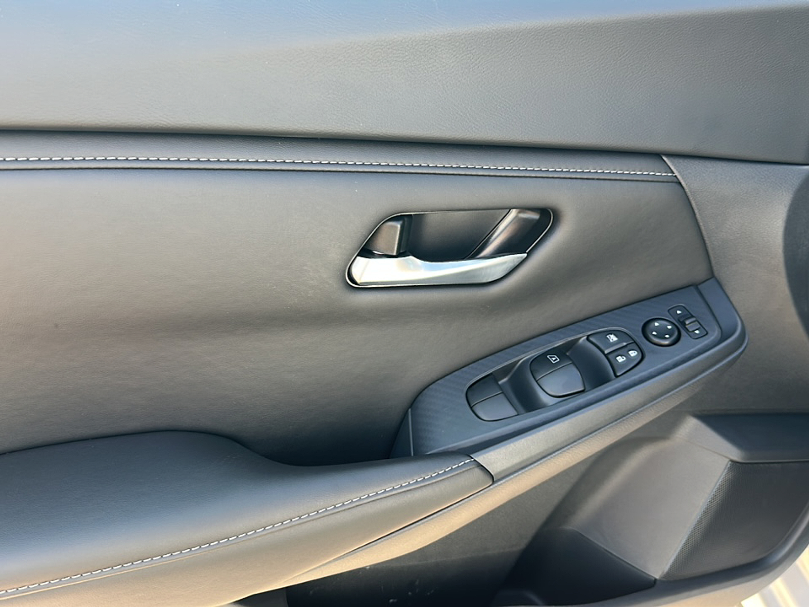 2025 Nissan Sentra SV photo 3