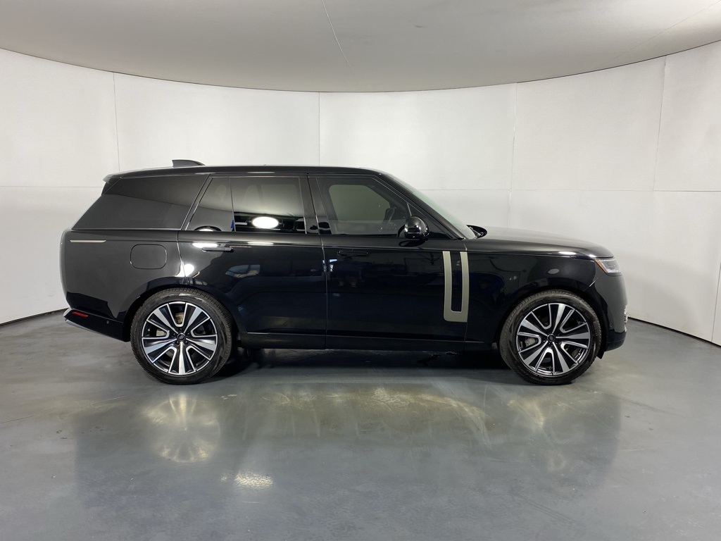 2024 Land Rover Range Rover SE photo 3