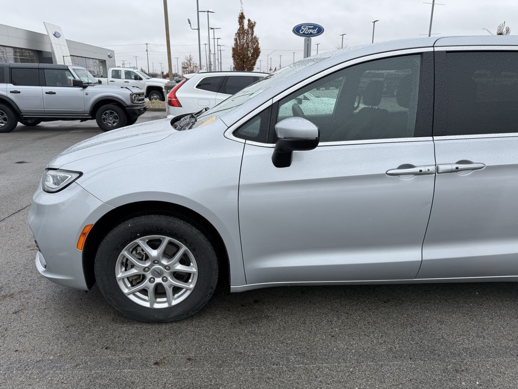 2023 Chrysler Pacifica Touring photo 4