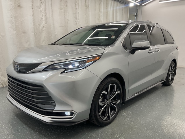 2025 Toyota Sienna Platinum photo 3